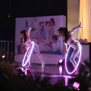 Ballerine con hula hoop luminosi per cena di gala aziendale