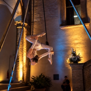 Danza acrobatica al cerchio per intrattenimento durante eventi aziendali