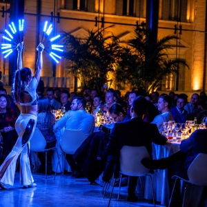 Intrattenimento per cena elegante con artisti e luci LED