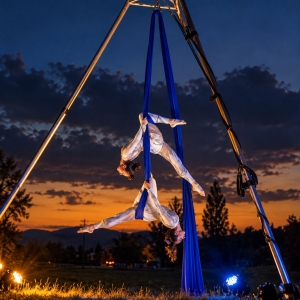 Ballerina durante una performance di danza aerea in un matrimonio in un castello a Firenze