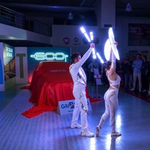 Spettacolo LED con logo personalizzato per presentazione di una nuova auto