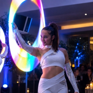 Ballerina con hula hoop luminoso LED durante un evento aziendale