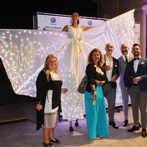 Artisti con farfalle luminose LED per inaugurazione di una concessionaria a Bologna