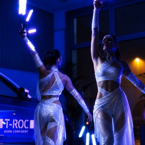 Spettacolo con luci LED per evento automotive in concessionaria