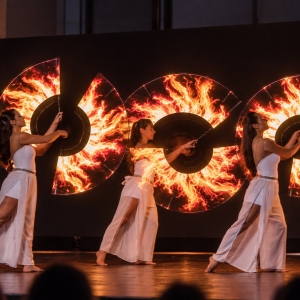 Performance LED con visual e logo del brand durante uno spettacolo