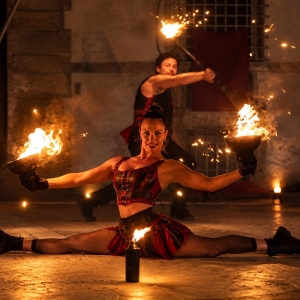 Artisti di strada con fuoco scenico e luci LED per feste di paese