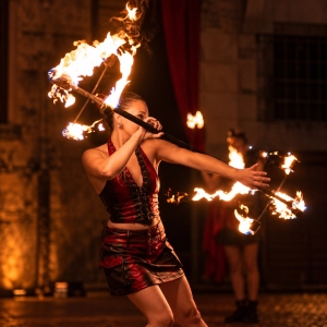 Ballerina del fuoco durante uno spettacolo per una notte bianca