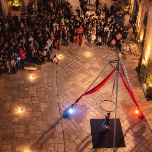 Performance acrobatica di danza aerea durante una festa di paese