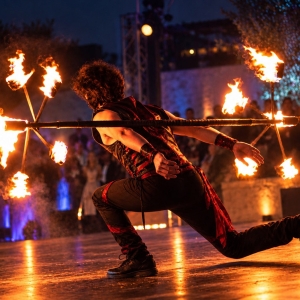 Giocoliere del fuoco durante un evento aziendale a Milano