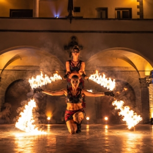Artiste con corde infuocate durante uno spettacolo per notte bianca