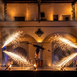 Spettacolo di fuoco e acrobazie per una festa di paese