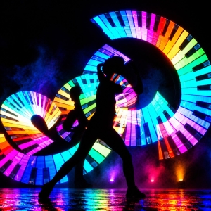 Esibizione luminosa con luci LED per un evento in piazza