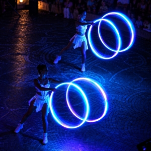 Ballerine con luci LED durante uno show luminoso scenografico