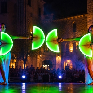 Performer con attrezzi luminosi per spettacoli ed eventi pubblici