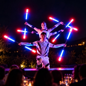 Artista con bastoni luminosi LED durante uno spettacolo