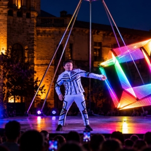 Performance scenica con cubo luminoso per spettacoli in piazza