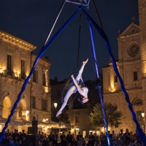 Danza aerea durante uno spettacolo per feste di paese