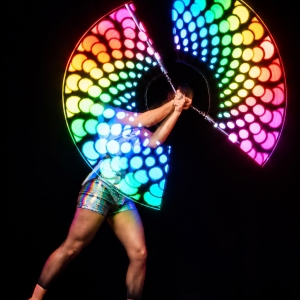 Performer con attrezzi luminosi durante uno spettacolo LED