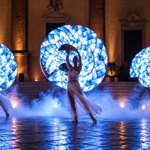 Spettacolo in piazza con fuoco scenico e giochi di luce LED
