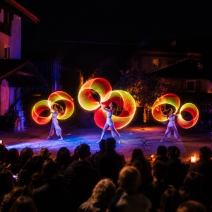 Spettacolo in piazza con effetti di fuoco e luci LED