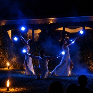 Performance con effetti di fuoco e luci LED per eventi dal vivo