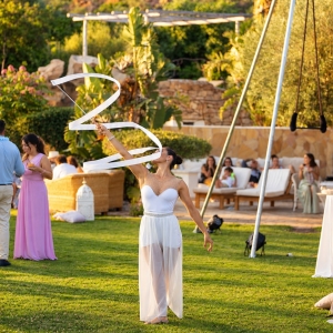 Performance di accoglienza per gli sposi e gli invitati al matrimonio