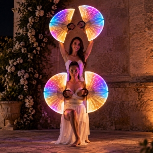 Artiste con attrezzi luminosi LED durante uno spettacolo per matrimonio