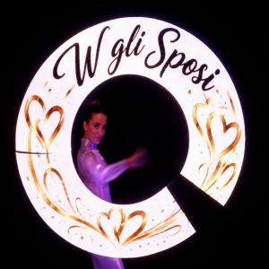 Performance con luci LED e scritta “Oggi sposi” per il matrimonio
