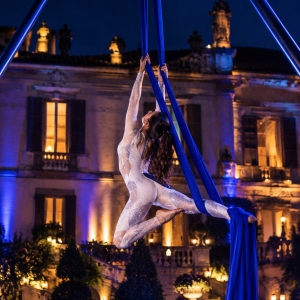 Spettacolo di danza aerea per un evento in villa a Firenze