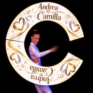 Spettacolo LED con scritta luminosa personalizzata per gli sposi