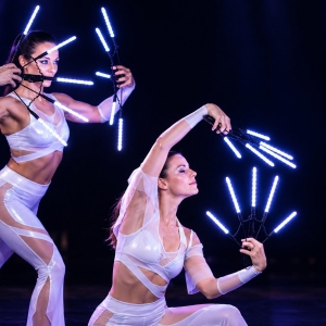 Artiste della compagnia Visualize durante uno spettacolo LED