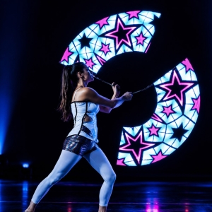 Ballerina durante uno spettacolo con logo luminoso ed effetti visuali