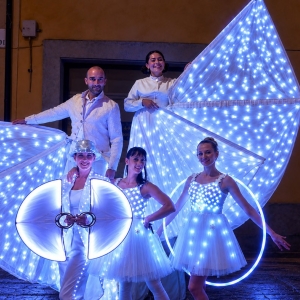 Artisti con costumi luminosi per feste ed eventi in piazza