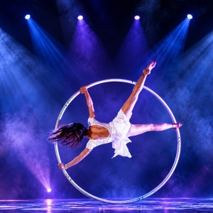 Artista acrobata durante una performance con ruota Cyr