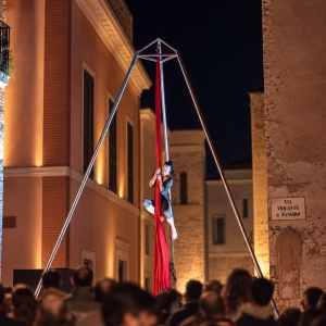 Performance di danza aerea durante una festa in piazza