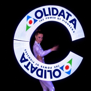 Logo aziendale protagonista di uno spettacolo LED personalizzato
