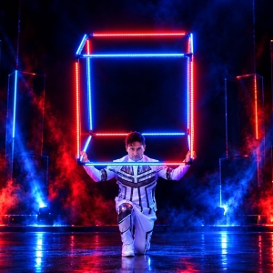 Performance con cubo luminoso LED per eventi e spettacoli scenografici