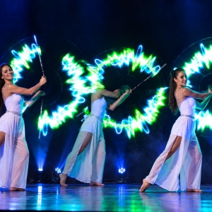 Performance LED con pois luminosi e visual a fulmine per inaugurazioni