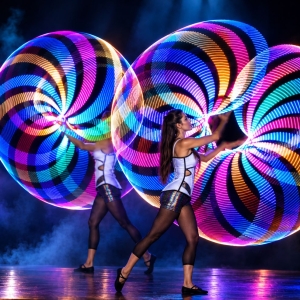 Esibizione con hula hoop luminoso nello spettacolo Visualize Led Show