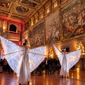 Spettacolo con farfalle luminose nella Sala dei Cinquecento a Firenze