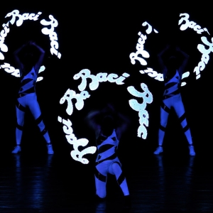 Logo Baci riprodotto con effetti luminosi durante uno spettacolo aziendale