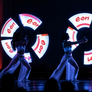 Performance di artisti luminosi per cena di gala aziendale a Milano