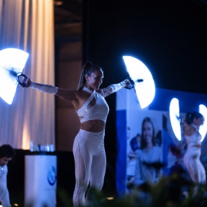 Ballerine e artisti di giocoleria luminosa per eventi corporate