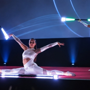 Artisti con luci LED durante uno spettacolo per evento aziendale
