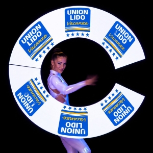 spettacolo-con-luci-led-per-resort-logo-union-lido-in-luce