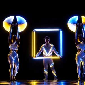 Esibizione LED con cubo luminoso e ventagli per eventi aziendali
