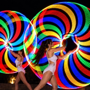 Artista con hula hoop luminosi LED per eventi aziendali e convention